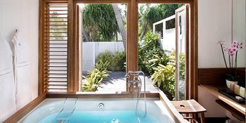 Deep Soaking Bathtub